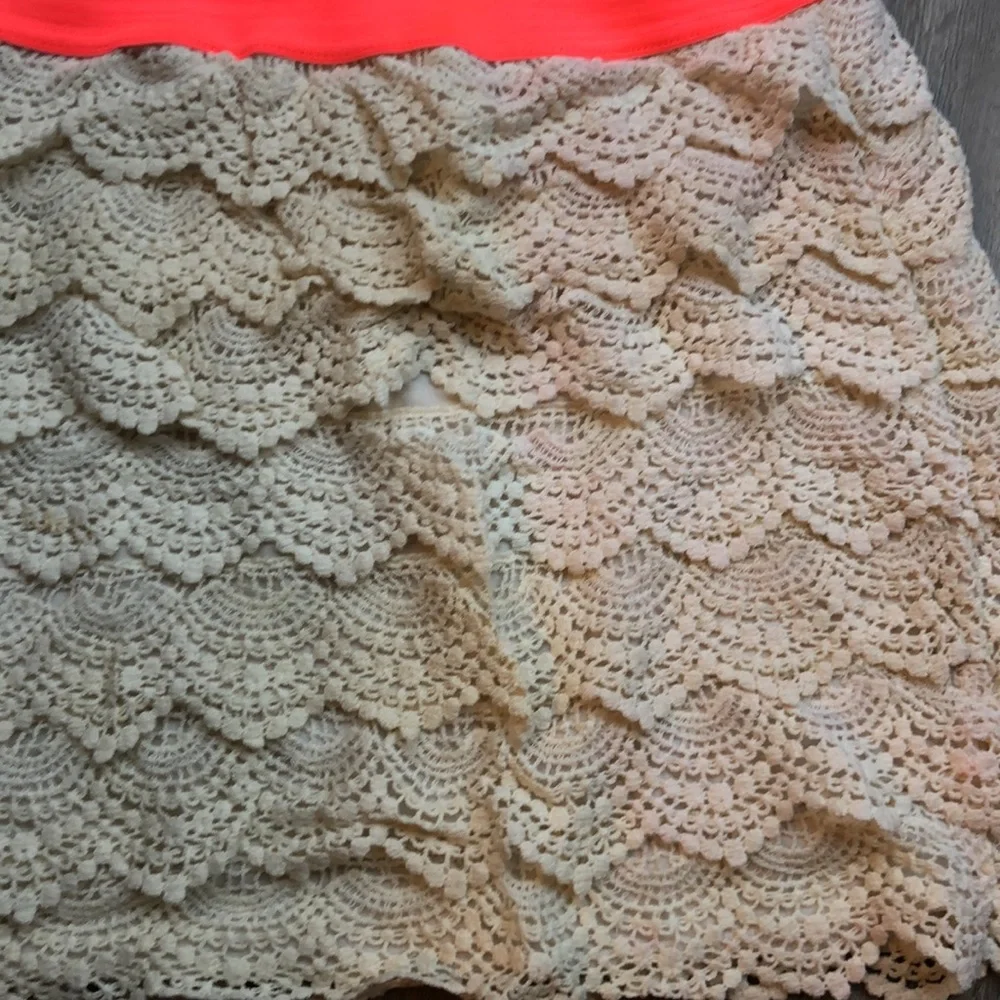 Pink and cream laced skirt - Picture 2 of 6